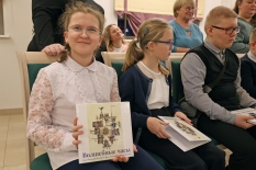 В Мурманске представили книгу для детей с нарушениями зрения о главном российском театре кукол